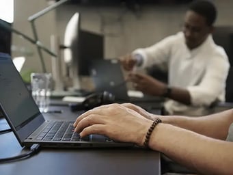 Selvtilrettelægger på computer