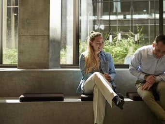 Mand og kvinde på arbejde