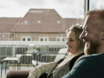 mand og kvinde kigger og smiler