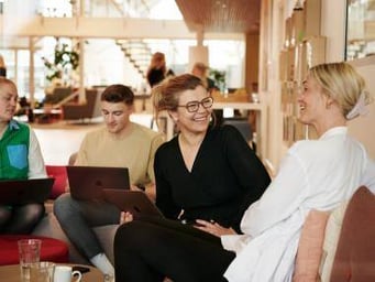 To glade kvinder på arbejde 