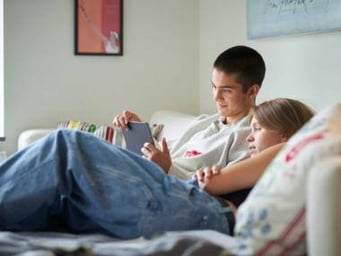 Ungt kærestepar på sofa