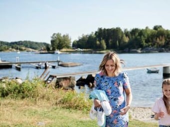 Kvinde med datter på strand