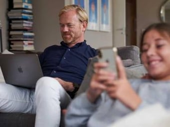 Mand og datter i sofa