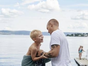 Far og ban på strand