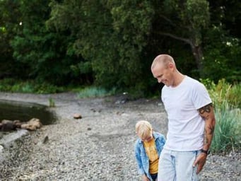 Mand og søn på strand