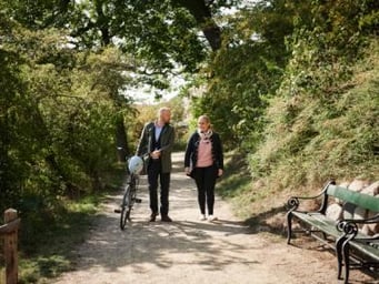 Mand med cykel og kvinde i skov