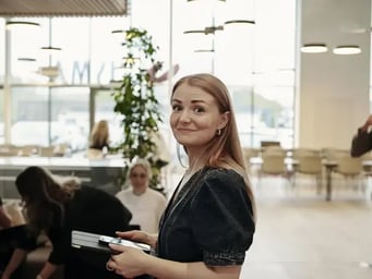 kvinde-med-tablet-kigger