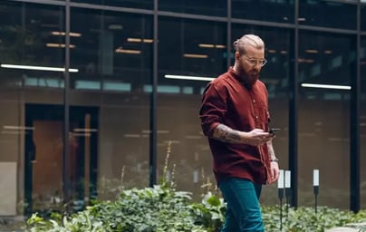 mand-kigger-på-telefon