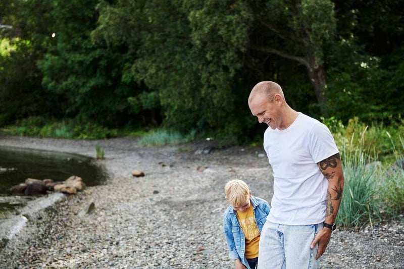 mand-og-barn-ved-vandet