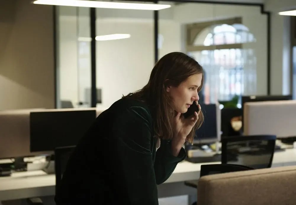 kvinde taler i telefon om nyhedsbrev