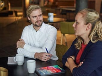 Personer taler om løn