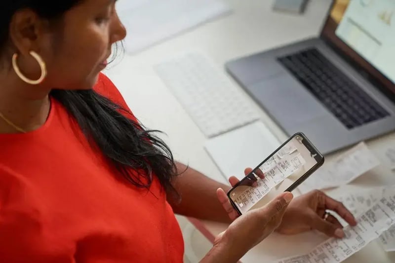 kvinde-registrerer-udlæg-med-sin-telefon