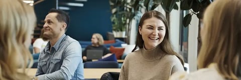 Personer sidder og taler og griner