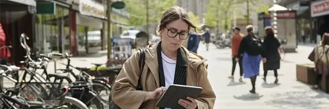Kvinde med Ipad udenfor