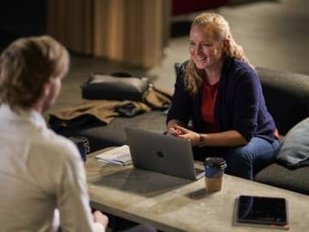 Mand og kvinde i sofa til møde