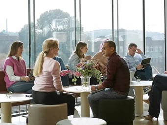 Personer snakker om compliance