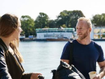 Mand og kvinde ved vand