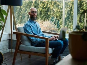 Person i hybridarbejde