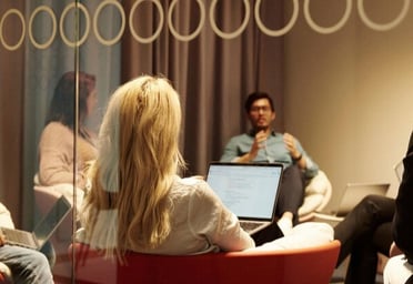 Medarbejdere laver tidsregistrering