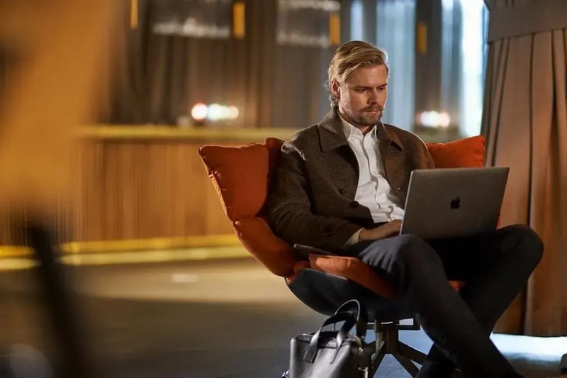 Mand kigger på lønsystem