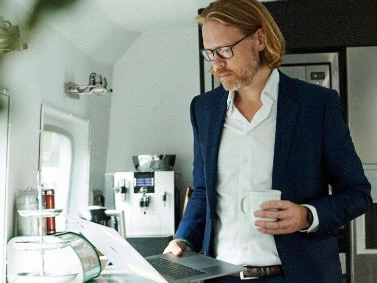 Mand læser om ledelse på distancen