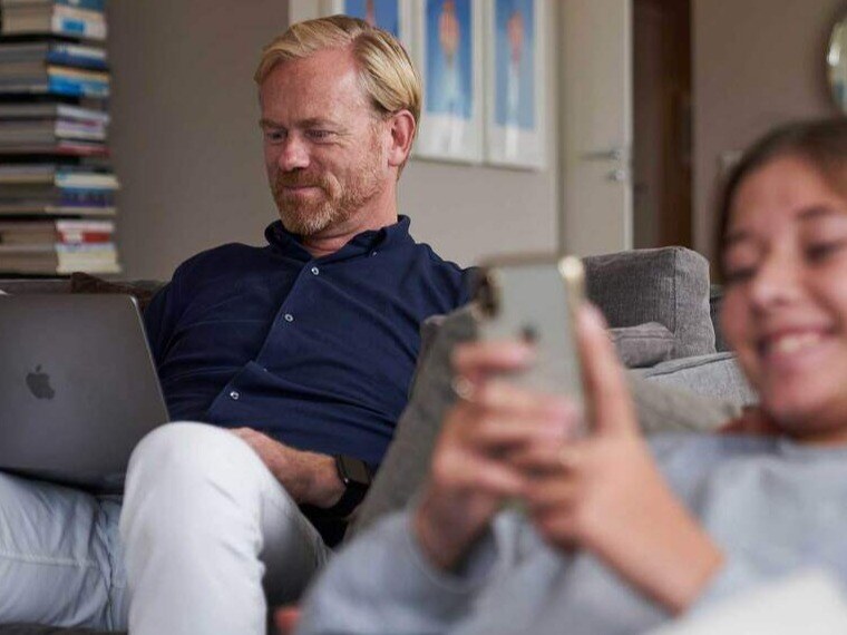 Personer i sofa med devices