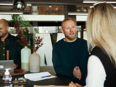 Personer giver hinanden feedback