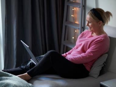 Kvinde arbejder hjemmefra