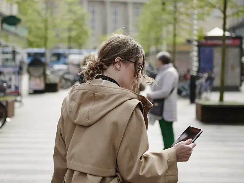 Kvinde med tablet registrerer tid