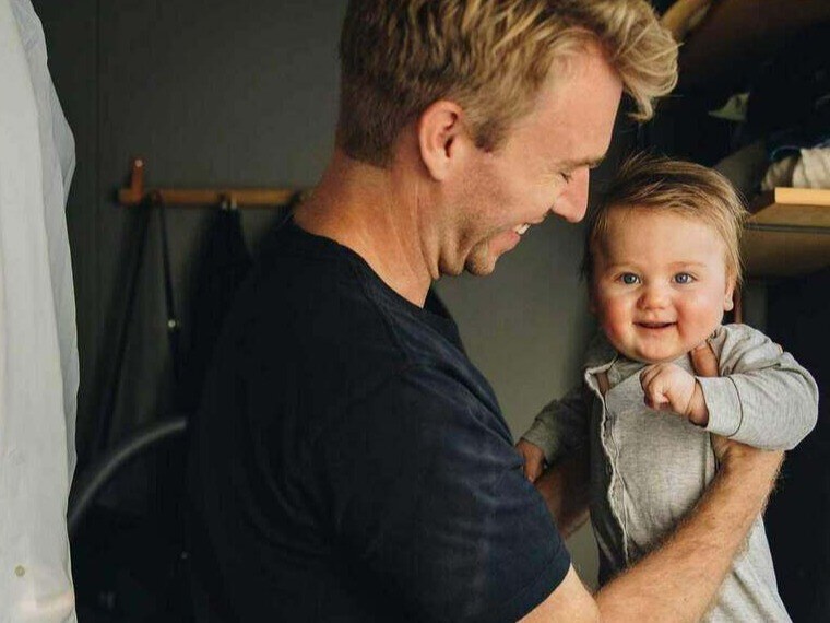 Far og søn gør brug af nye barselsregler