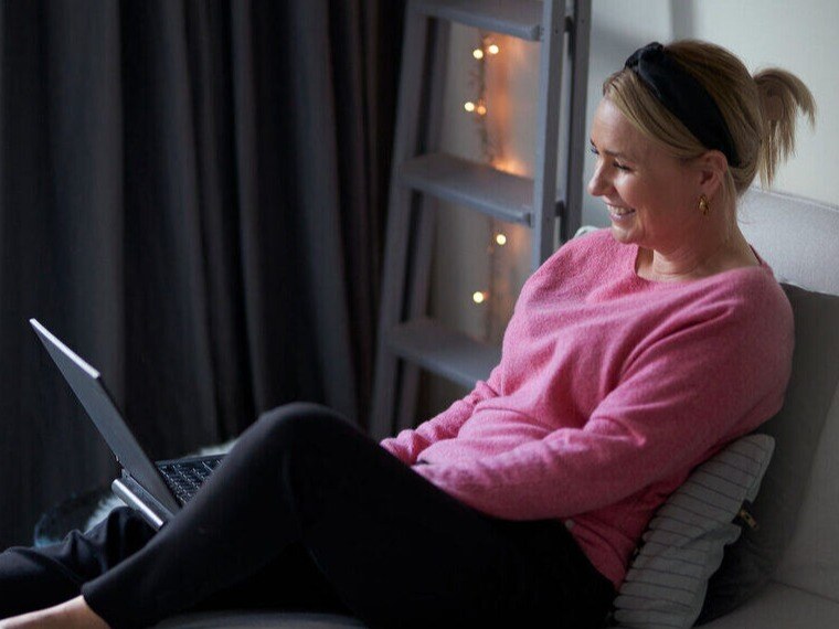 Medarbejder arbejder hjemmesfra