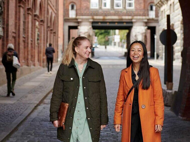 På personer går udenfor