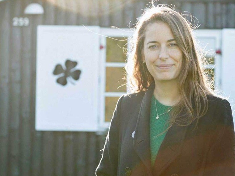 Kvinde udenfor kigger