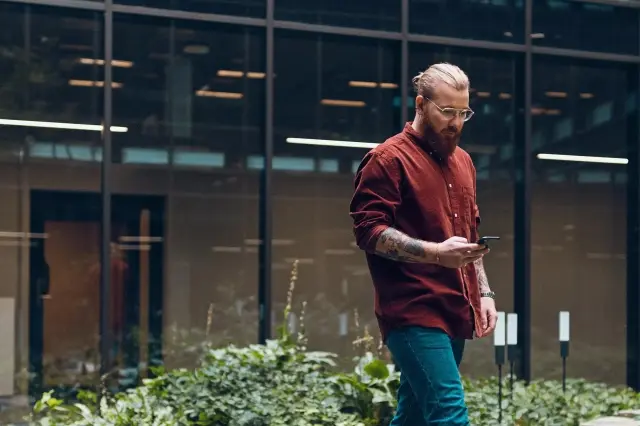 mand udenfor med telefon