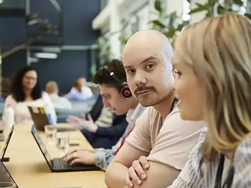 Personer ved skrivebord