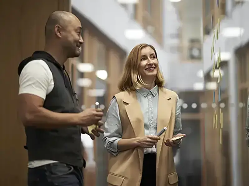 To personer brainstormer