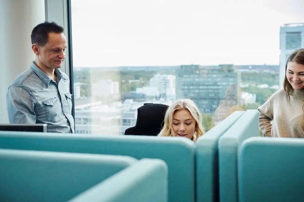 Mand og to kvinder i kontorlandskab