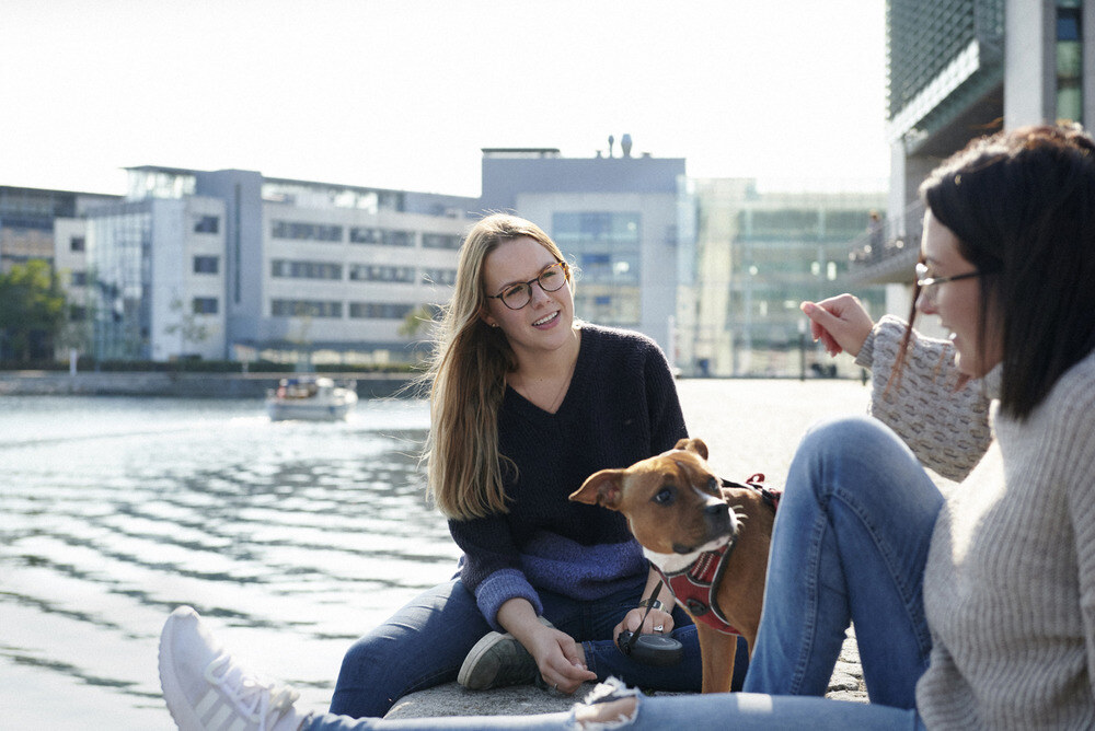 to-personer-og-en-hund