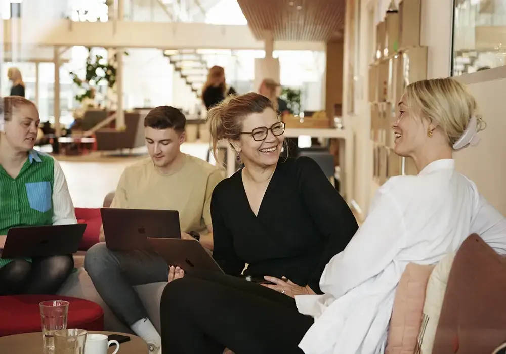 Personer i sofa griner