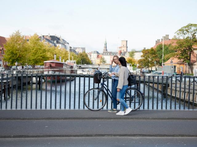 To personer på bro går