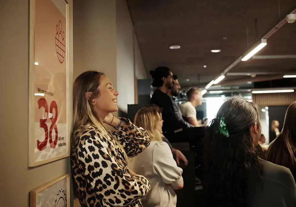 Forsamling og kvinde griner