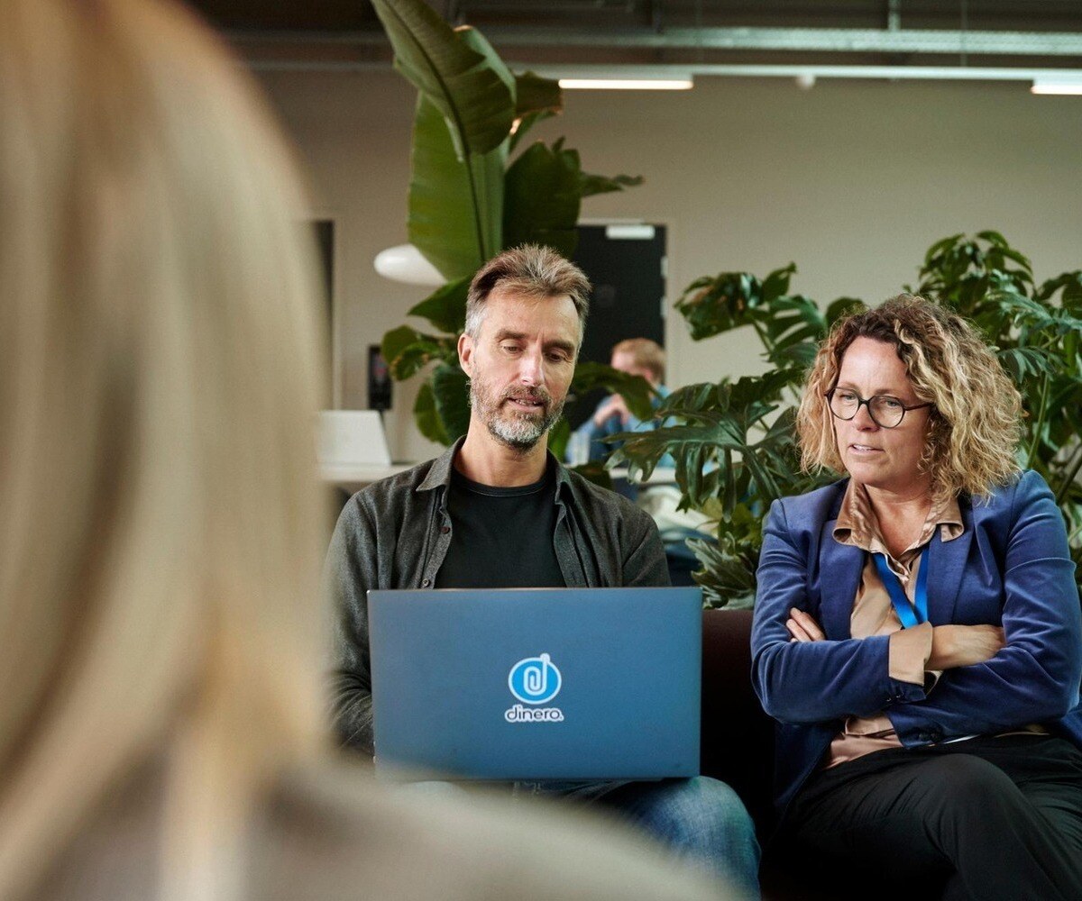 to personer kigger på computer