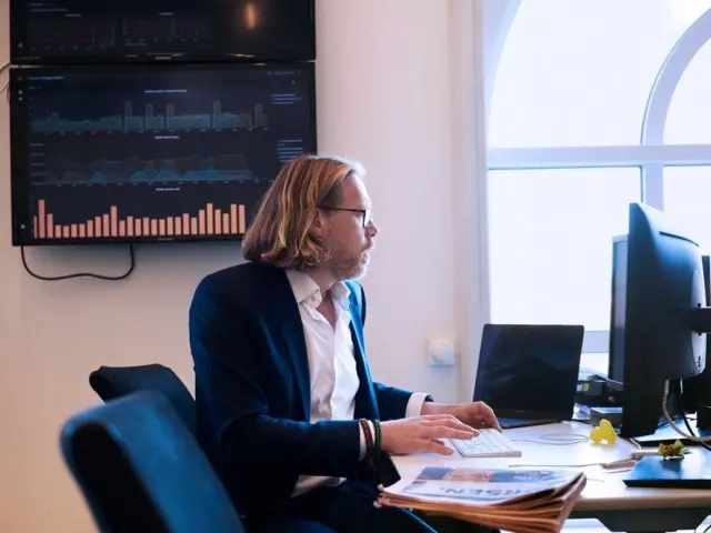 mand-arbejder-ved-computer