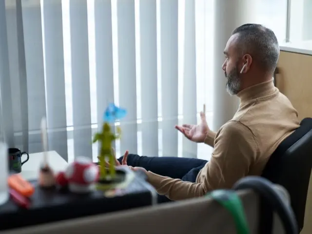 mand-snakker-i-telefon