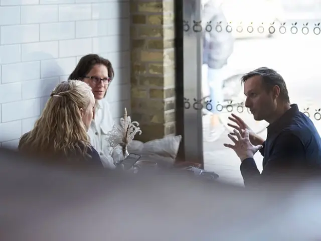 Personer taler sammen