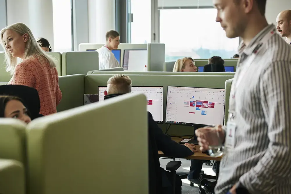 Personer taler om forskel på løn