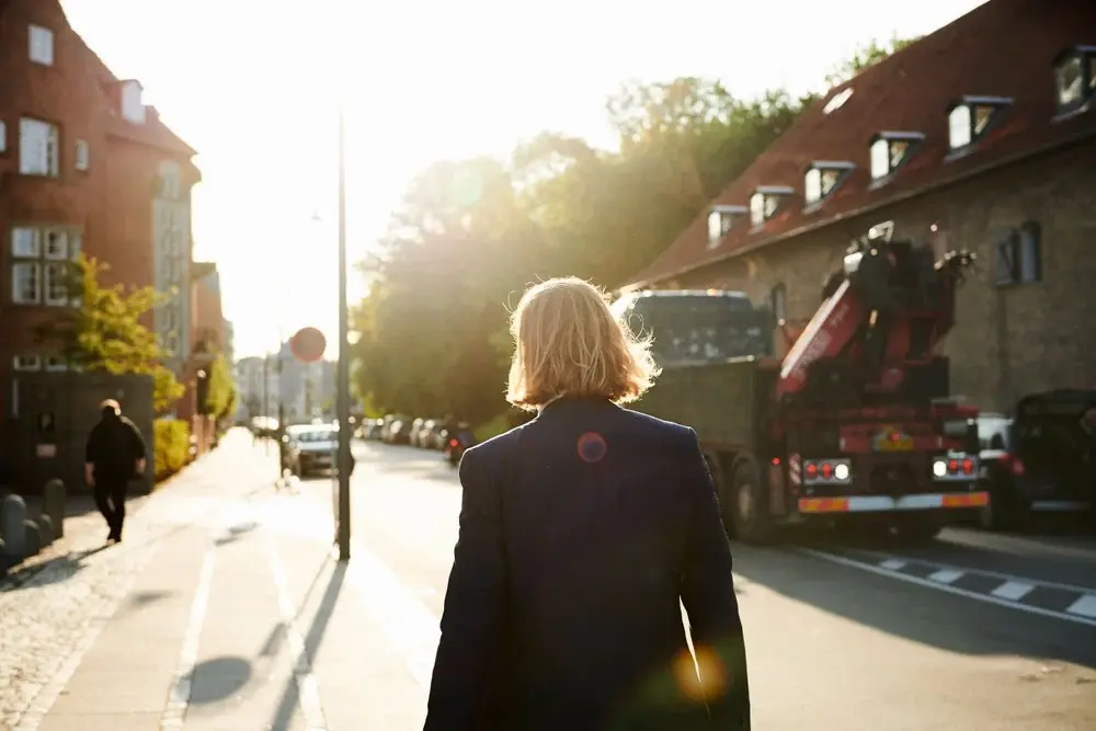 Mand går henad gade