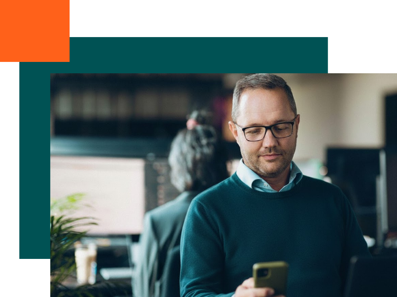 Person laver tidsregistrering på app