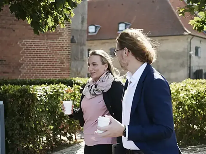 To personer med kaffe går udenfor