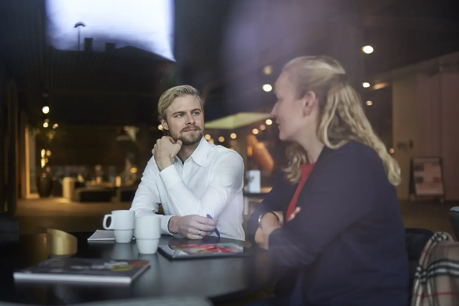 To personer taler sammen